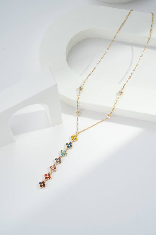 Halsband i rostfritt stål prytt med flerfärgade kristaller i guld.
