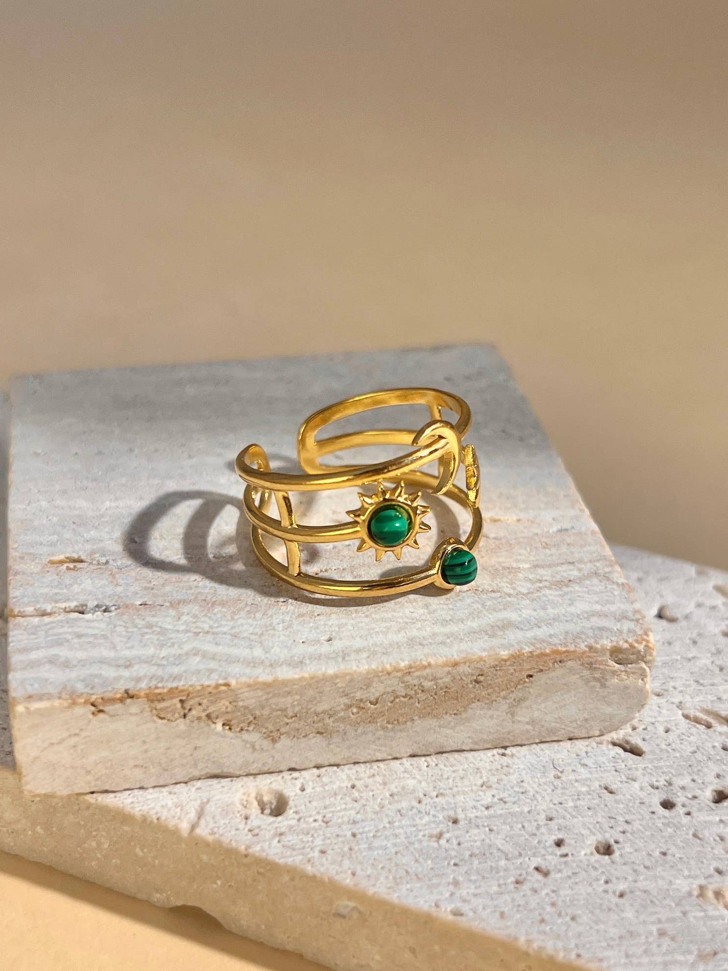 Justringsbar ring i rostfritt stål med måne, stjärna och sol samt sten