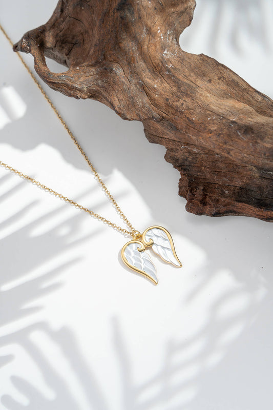 Änglavingar halsband i stål med pärlemorhjärta och himmelsk symbolik