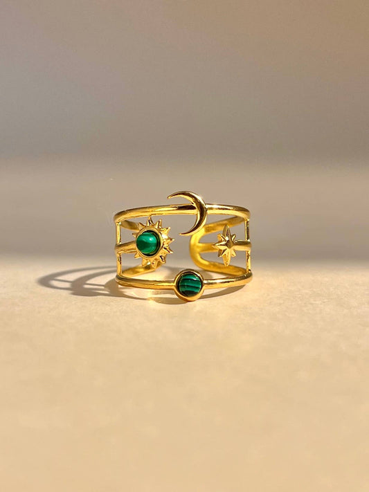 Justringsbar ring i rostfritt stål med måne, stjärna och sol samt sten