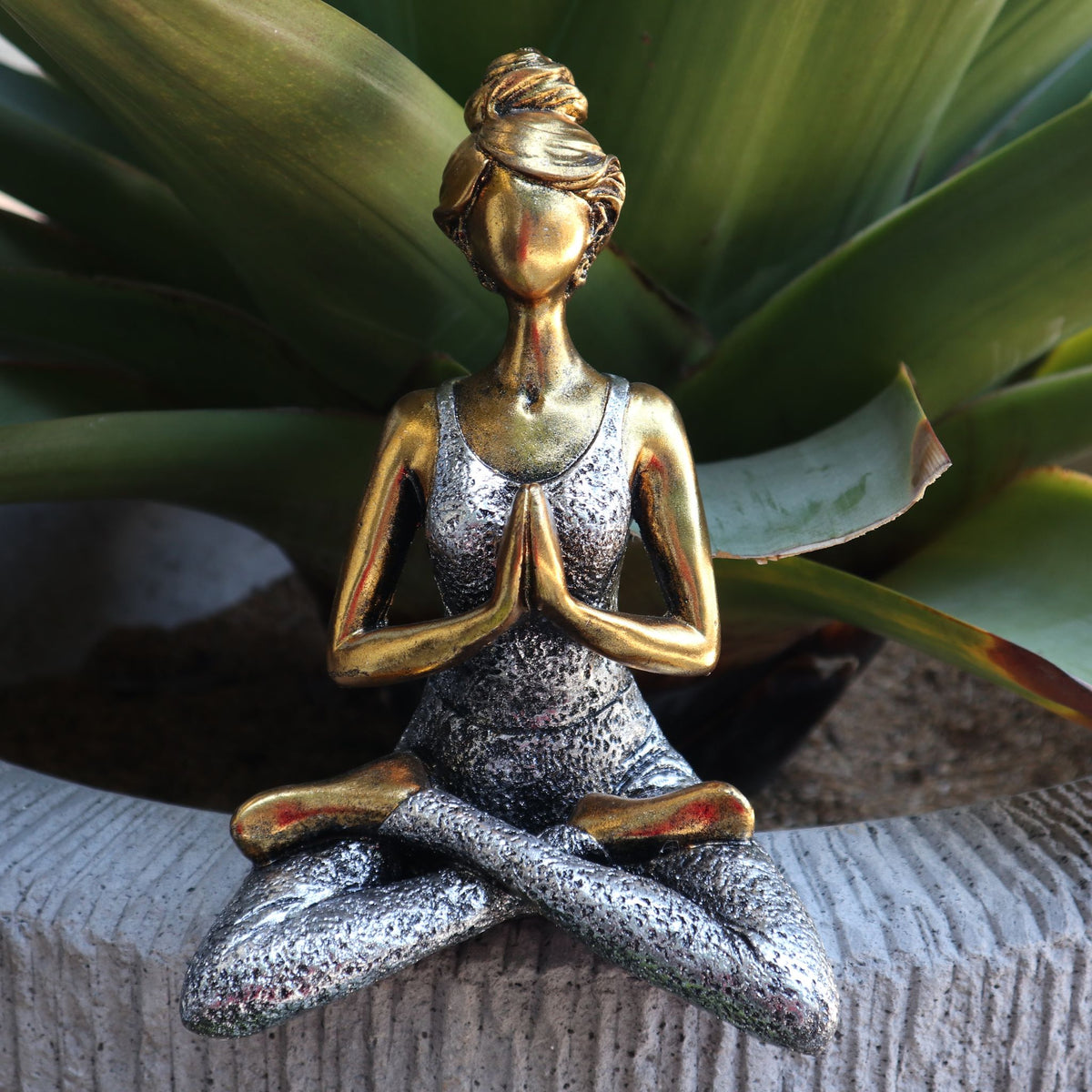 Yogafigur i sittande ställning – brons och silver, 24 cm