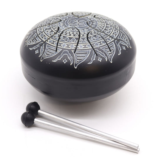 Ståltungtrumma – graverad Om-mandala, Ø16 cm