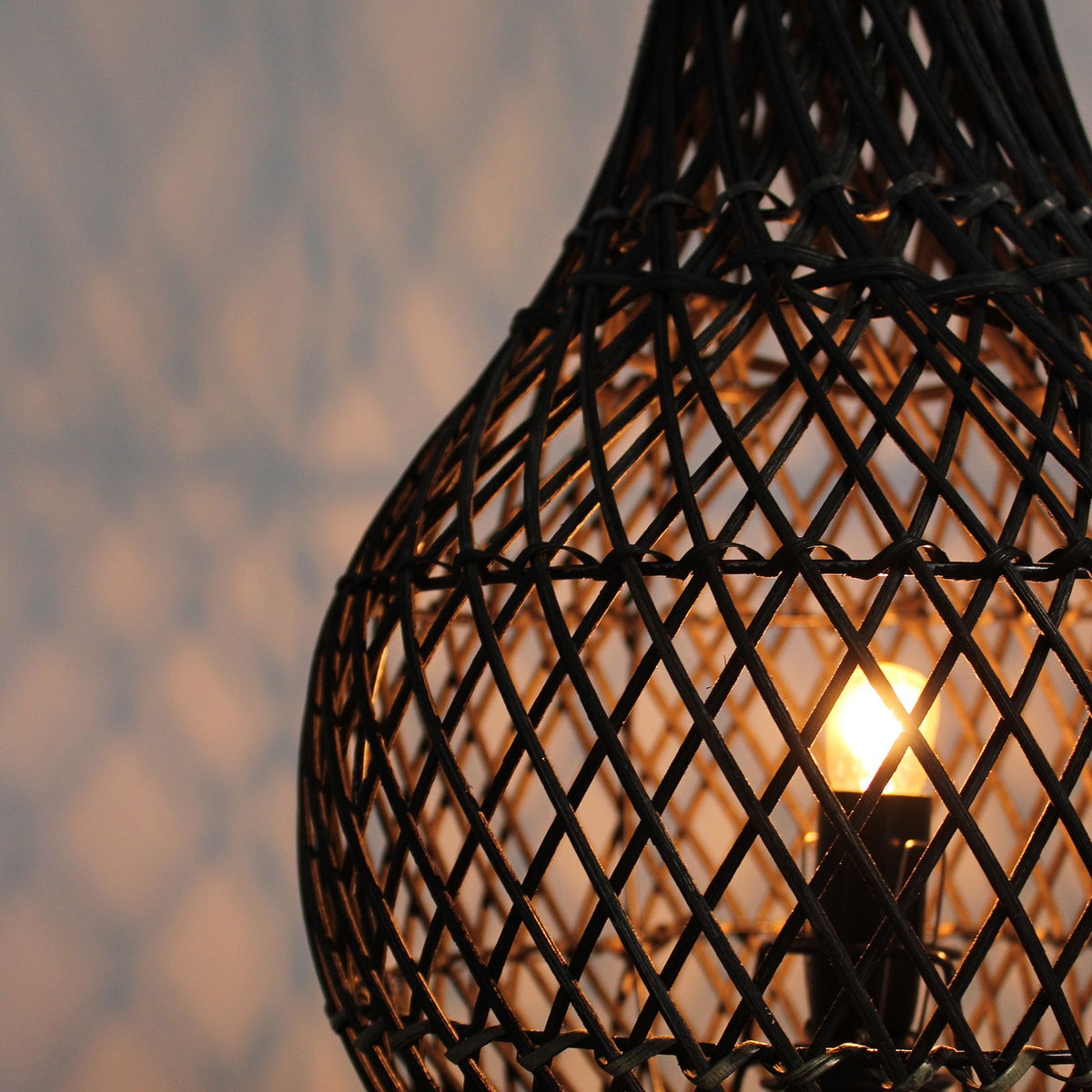 Bordslampa i rotting – mörkbrun