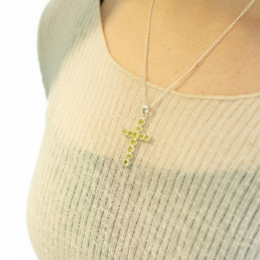Halsband med kors och peridot – silverfärgad kedja