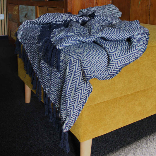 Prydnadspläd – marinblå sicksack, 125 × 150 cm