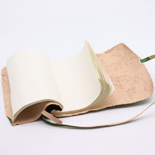 Resedagbok i läder – grön, 21 × 15 cm