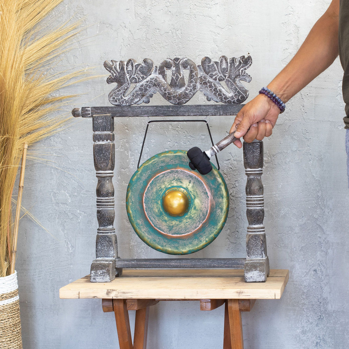 Gong med trästativ – grönpatinerad finish, 25 cm