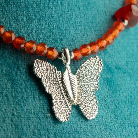 Halsband med fjäril av blad – rubin