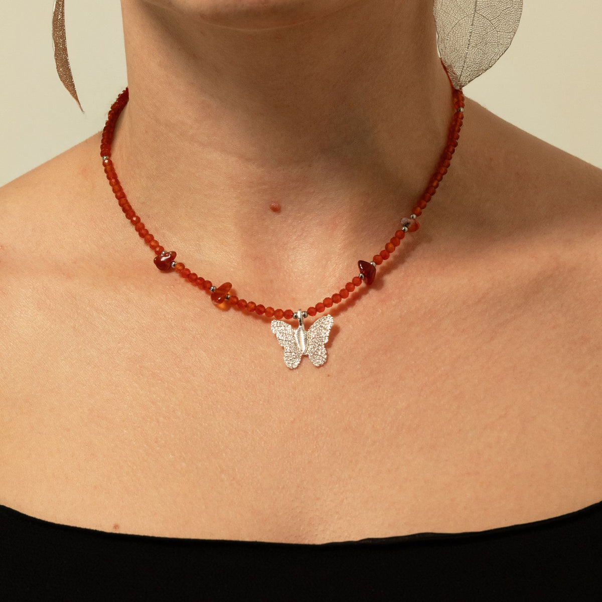 Halsband med fjäril av blad – rubin