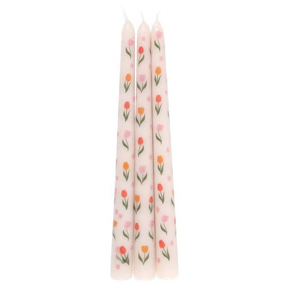 Tre vita kronljus med rosa och orange tulpaner