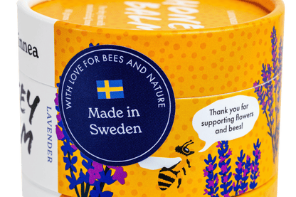 Närbild av honungssalvans gula förpackning med Made in Sweden-märkning