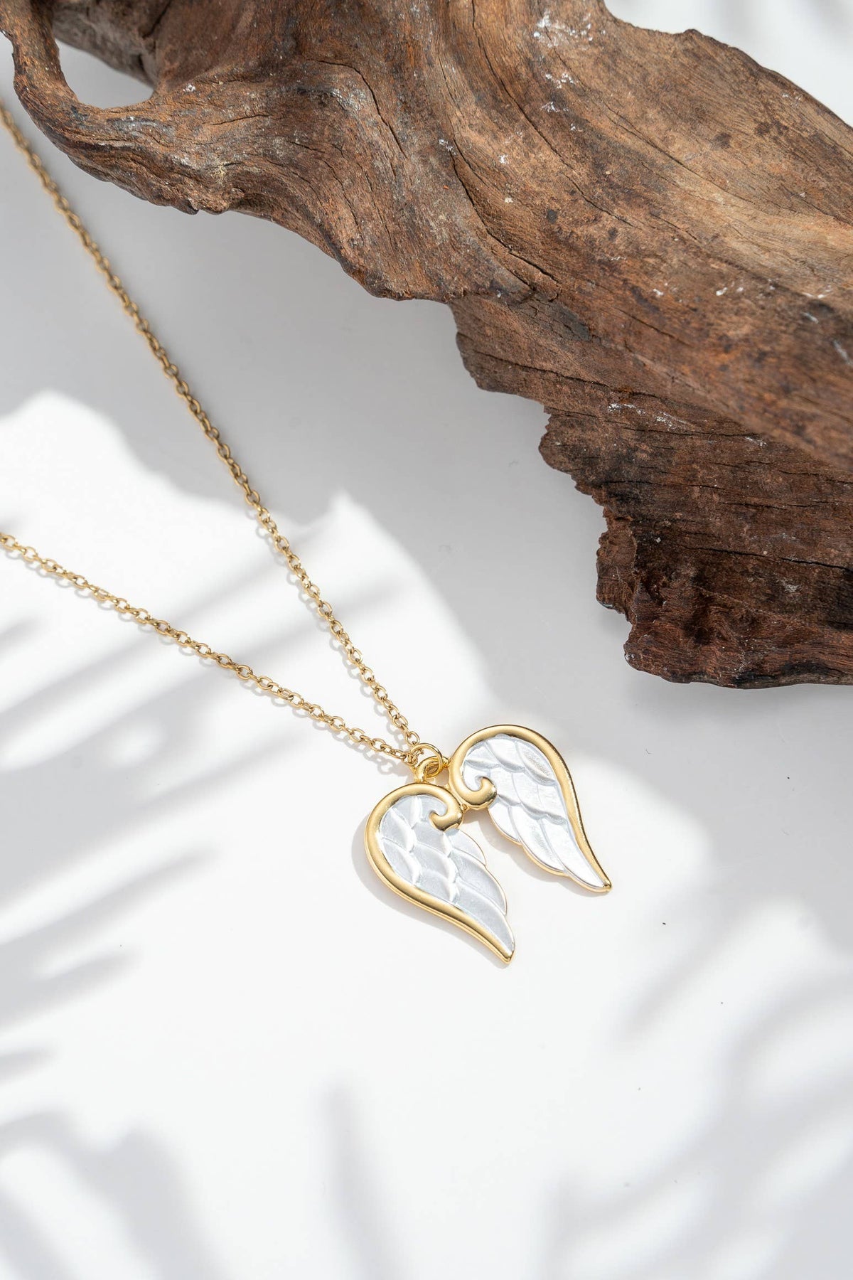 Änglavingar halsband i stål med pärlemorhjärta och himmelsk symbolik