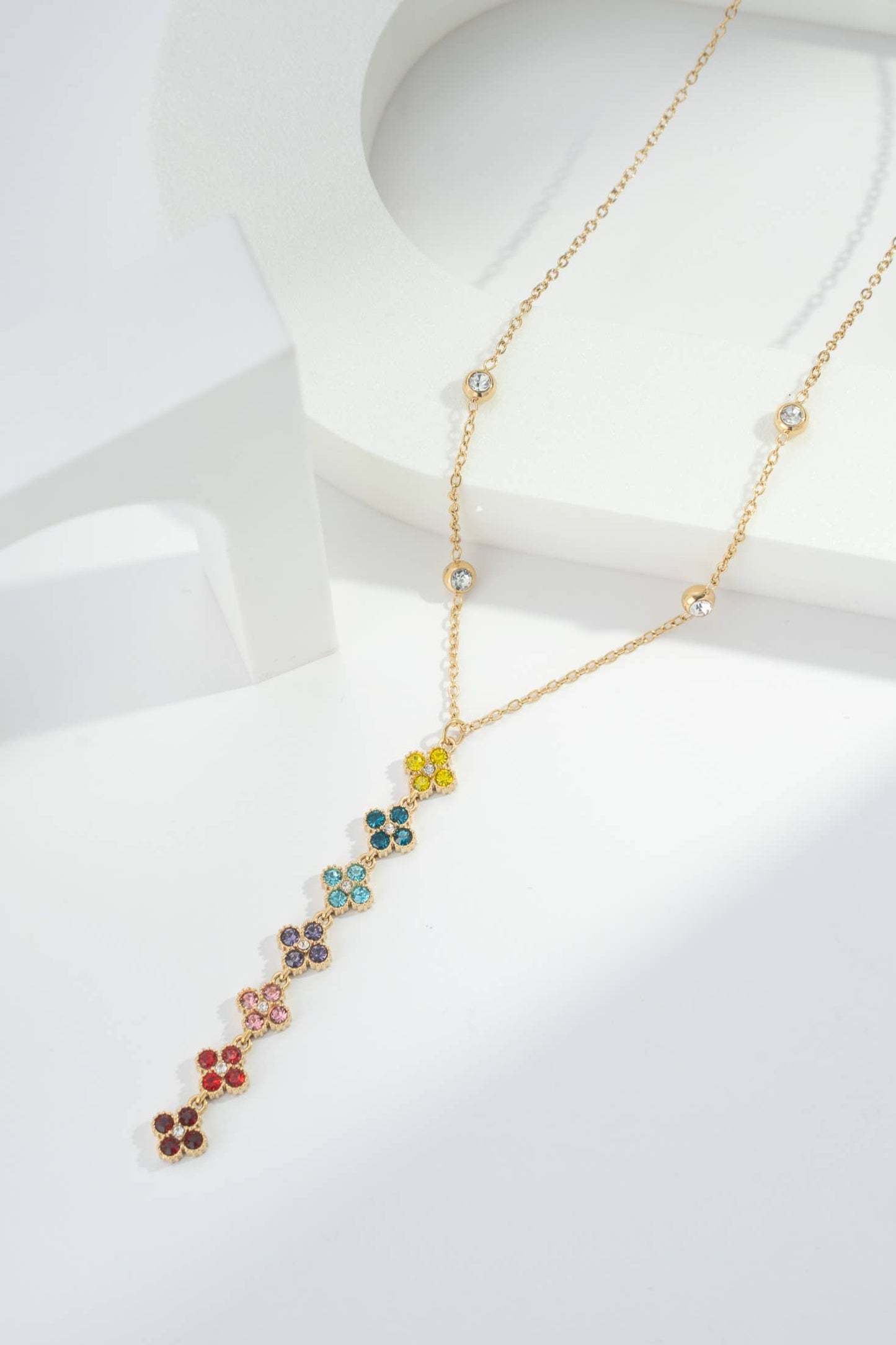 Halsband i rostfritt stål prytt med flerfärgade kristaller i guld.