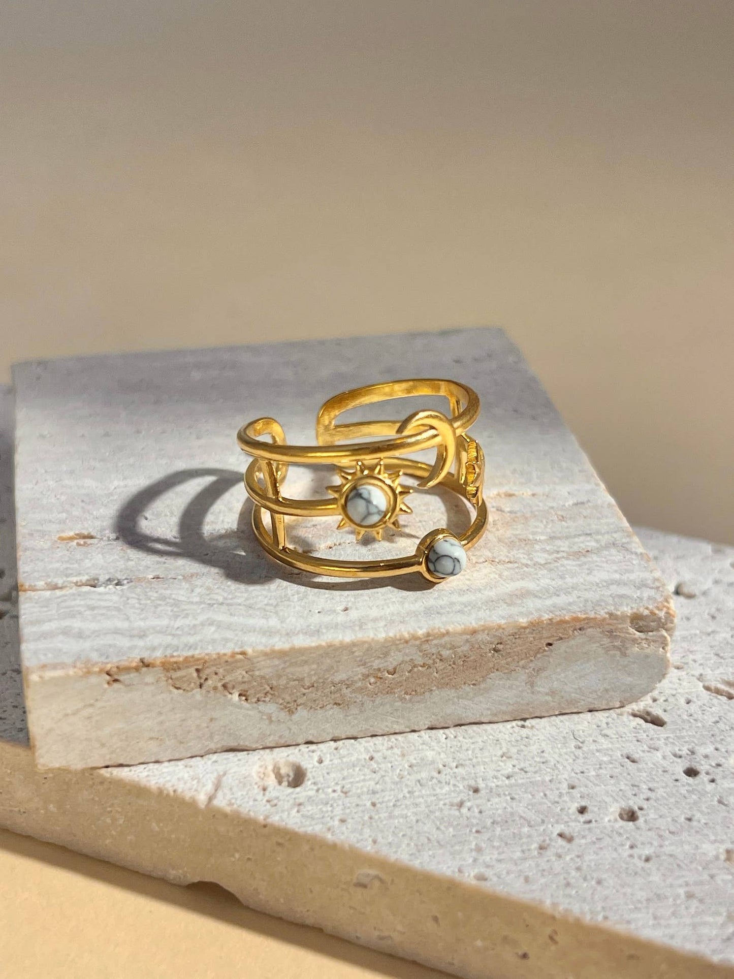 Justringsbar ring i rostfritt stål med måne, stjärna och sol samt sten