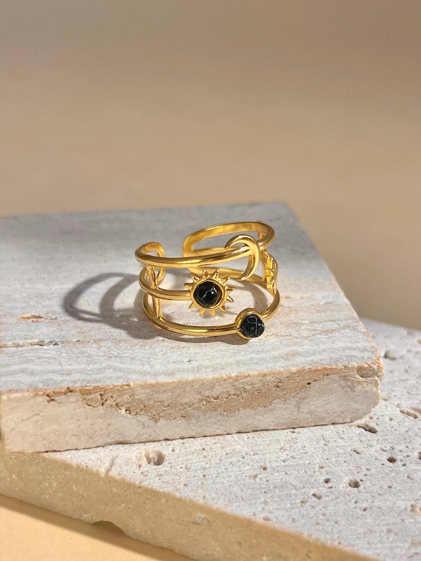 Justringsbar ring i rostfritt stål med måne, stjärna och sol samt sten