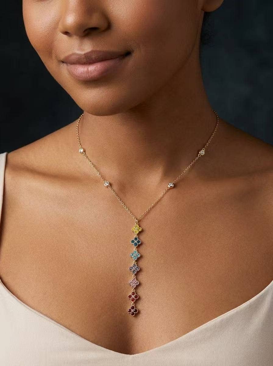 Halsband i rostfritt stål prytt med flerfärgade kristaller i guld.
