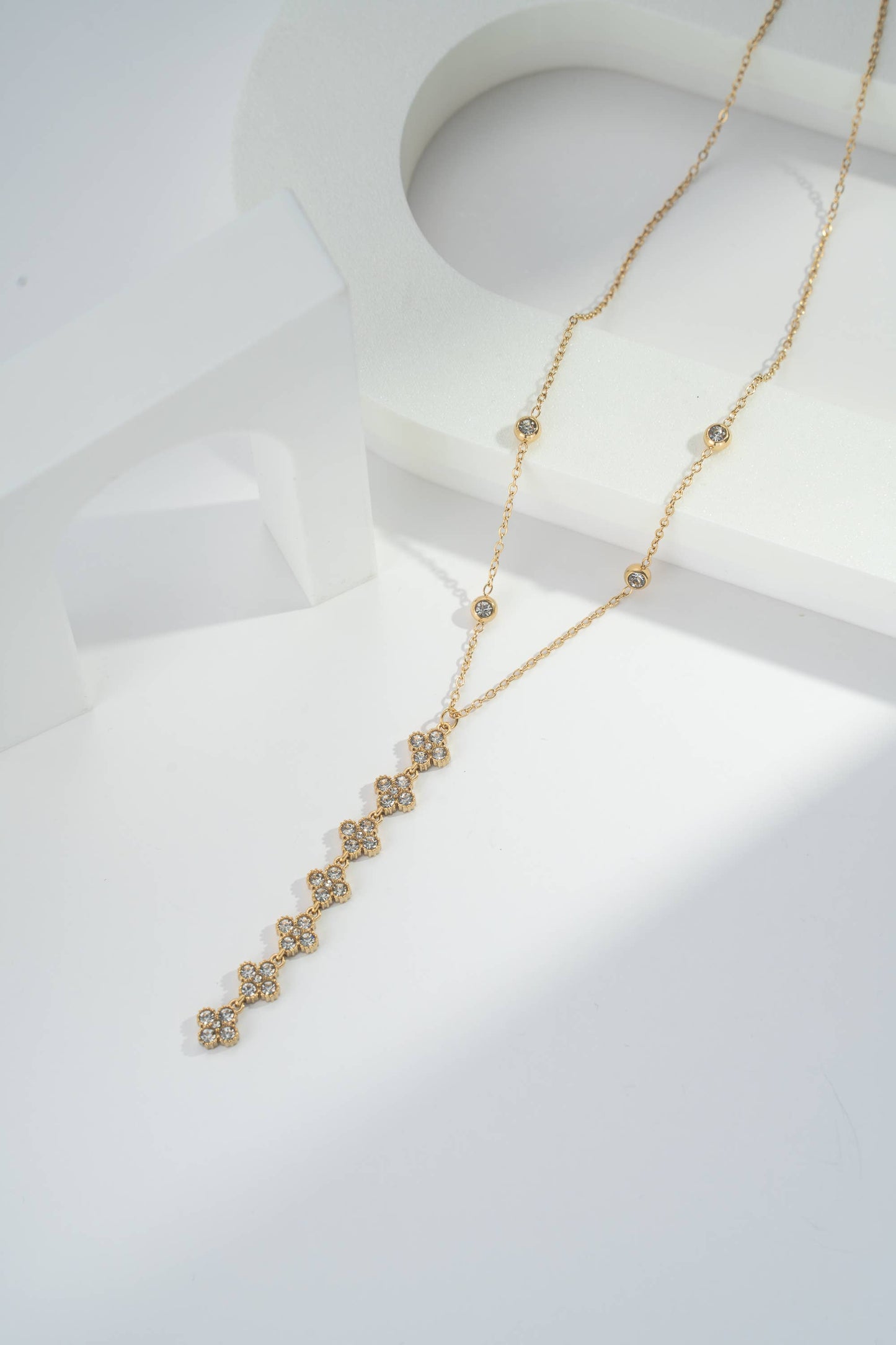 Halsband i rostfritt stål prytt med flerfärgade kristaller i guld.