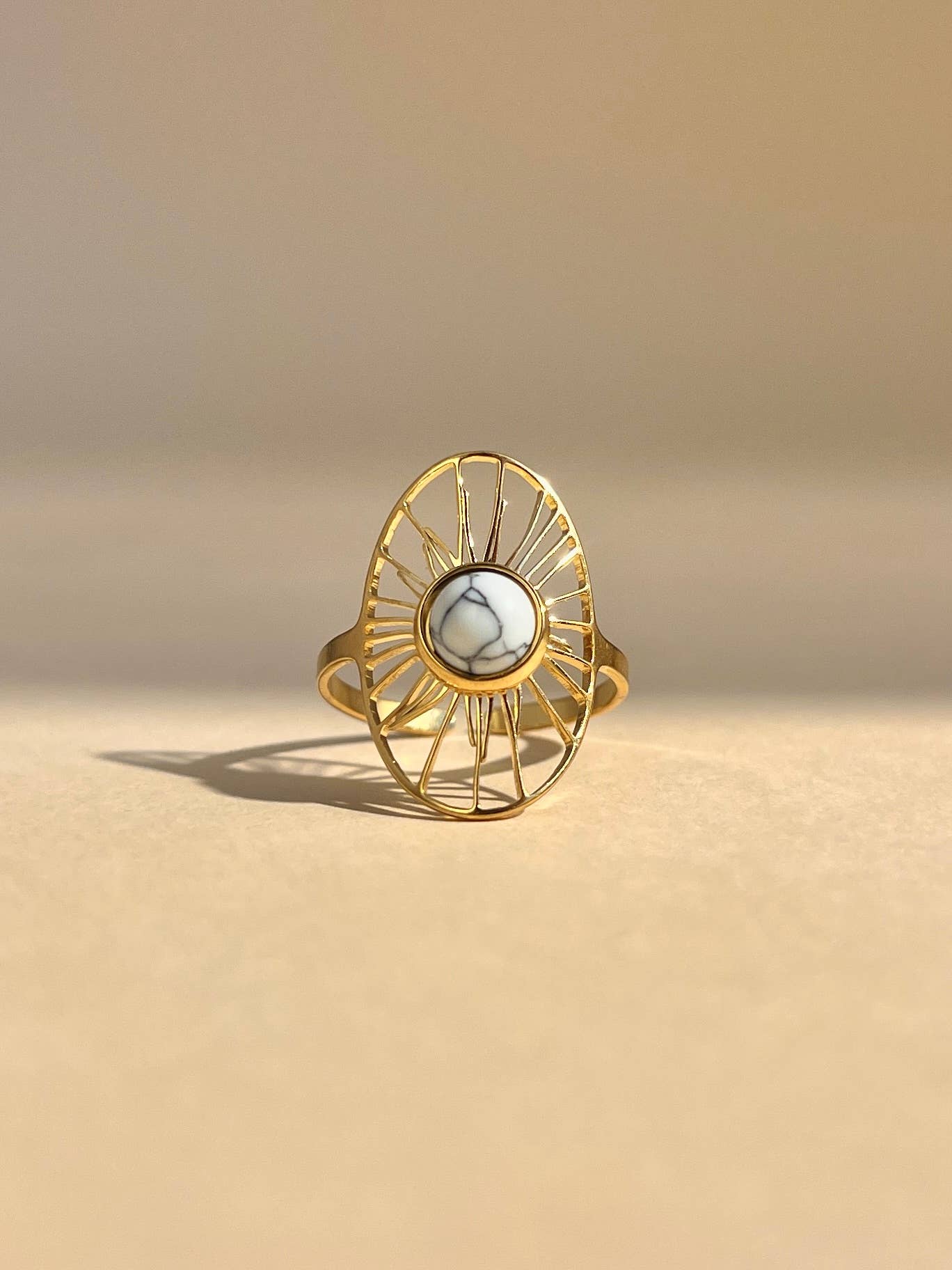 Justerbar oval ring i rostfritt stål med solmotiv och sten