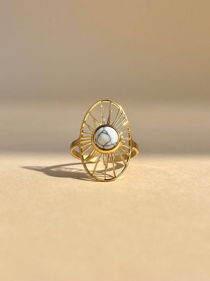 Ring med sten och solmotiv – smycke