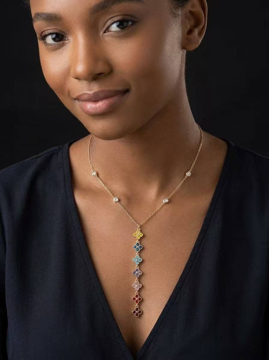 Halsband i rostfritt stål prytt med flerfärgade kristaller i guld.