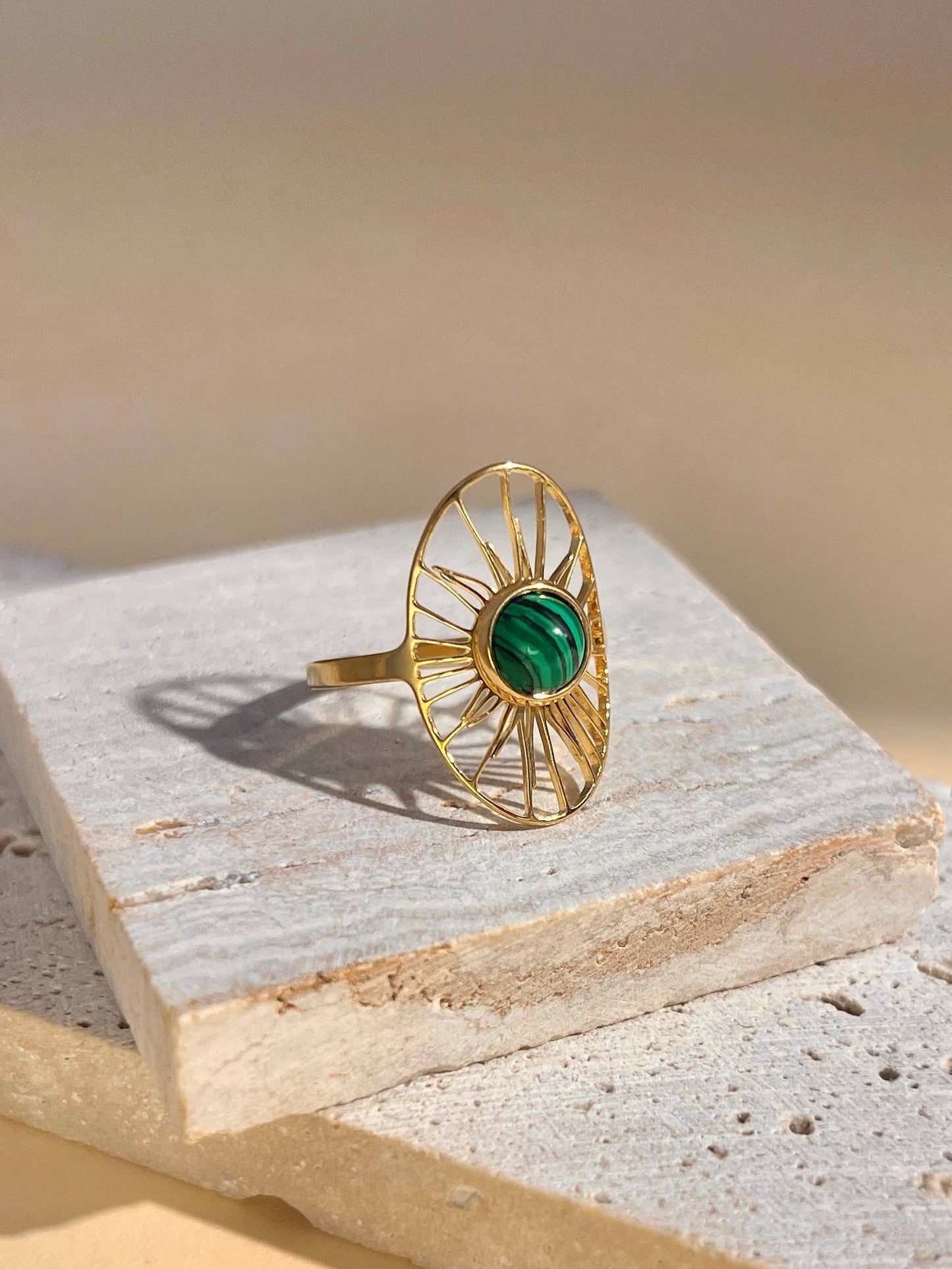 Justerbar oval ring i rostfritt stål med solmotiv och sten