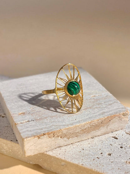 Ring med sten och solmotiv – smycke