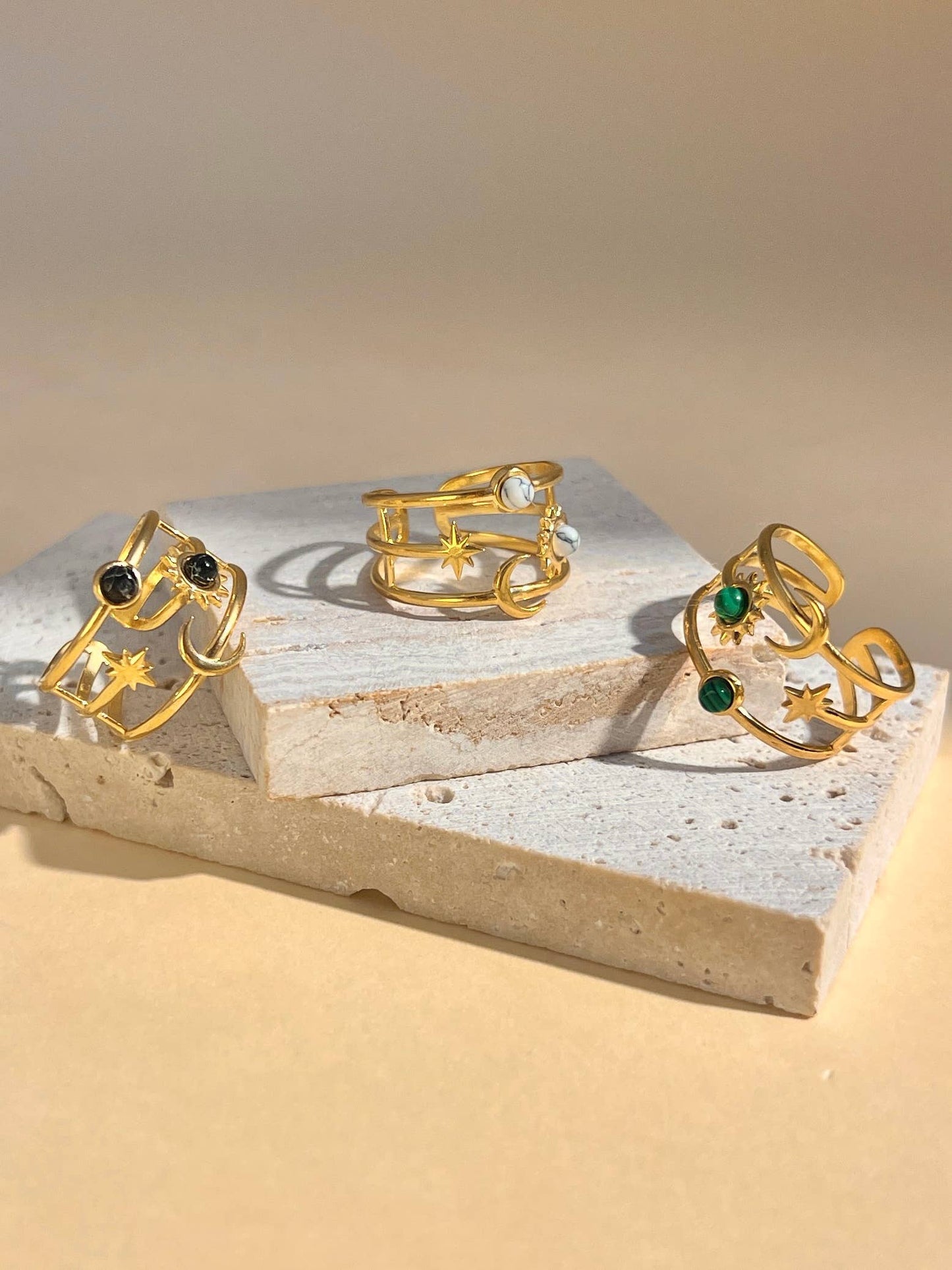 Justringsbar ring i rostfritt stål med måne, stjärna och sol samt sten