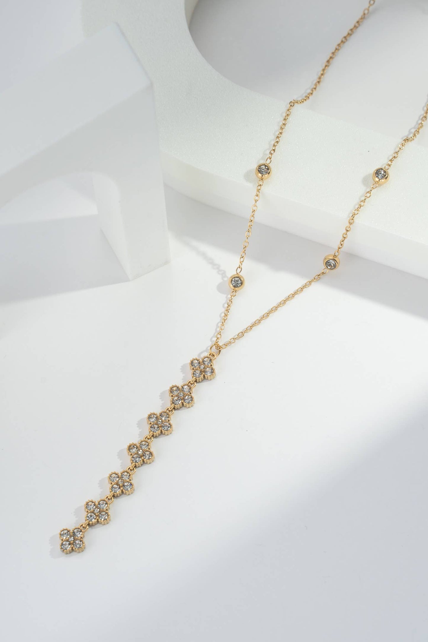 Halsband i rostfritt stål prytt med flerfärgade kristaller i guld.