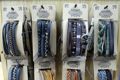 Flera armbandsset på en butiksdisplay – priset avser 1 set