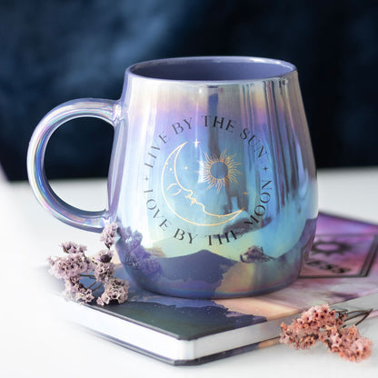 Mugg - Iriserande med budskap "Live by the sun, Love by the moon", 500 ml