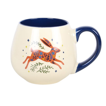 Ljus mugg med blått handtag och hare med blommotiv