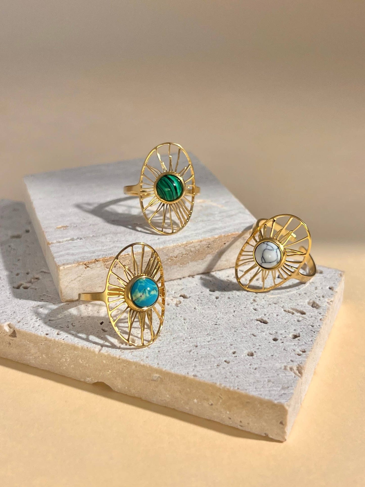Justerbar oval ring i rostfritt stål med solmotiv och sten
