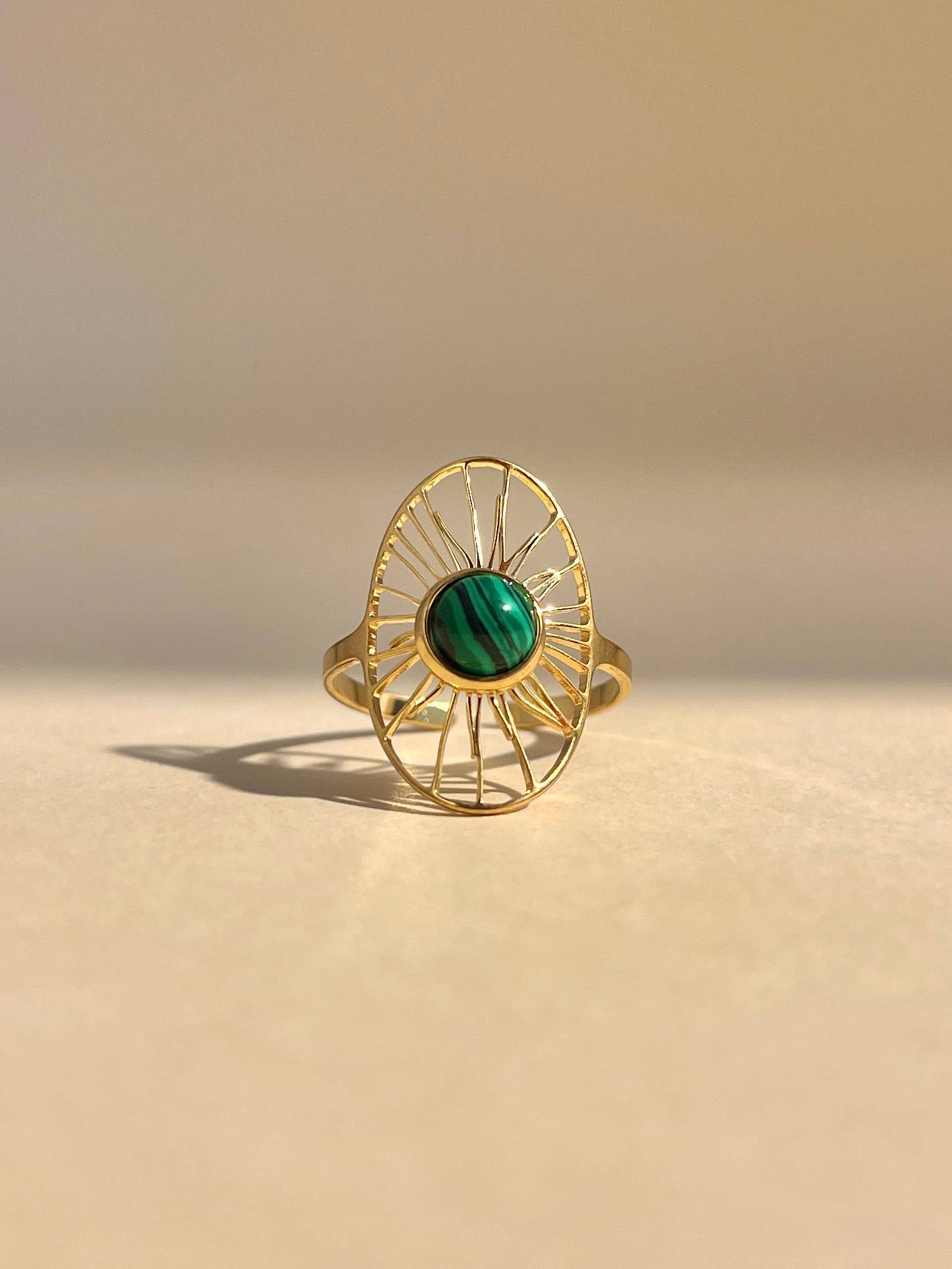 Justerbar oval ring i rostfritt stål med solmotiv och sten