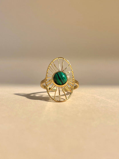 Ring med sten och solmotiv – smycke
