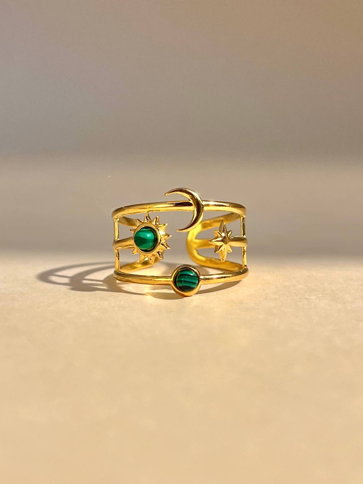 Justringsbar ring i rostfritt stål med måne, stjärna och sol samt sten
