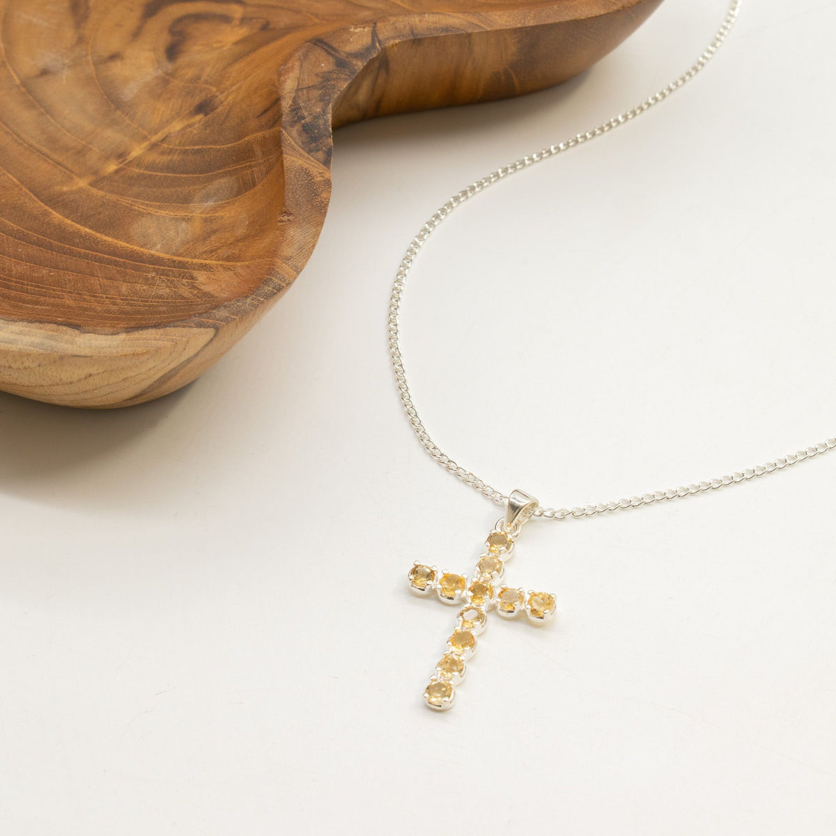 Halsband med kors och citrinfärgad sten – silverfärgad kedja