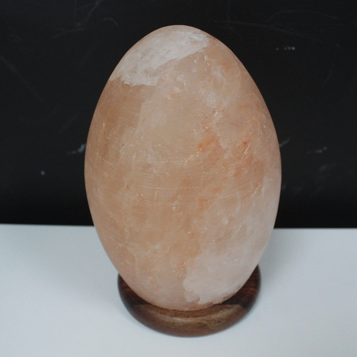 Saltlampa i äggform – träbas
