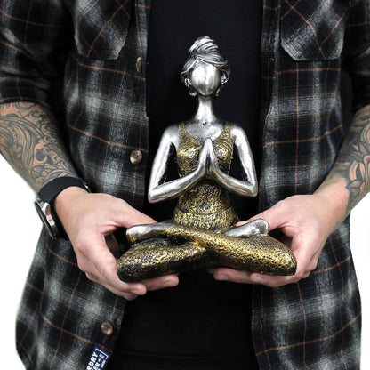 Yogafigur i sittande ställning – silver och guld, 24 cm
