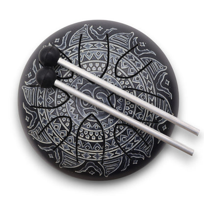 Ståltungtrumma – graverad Om-mandala, Ø16 cm