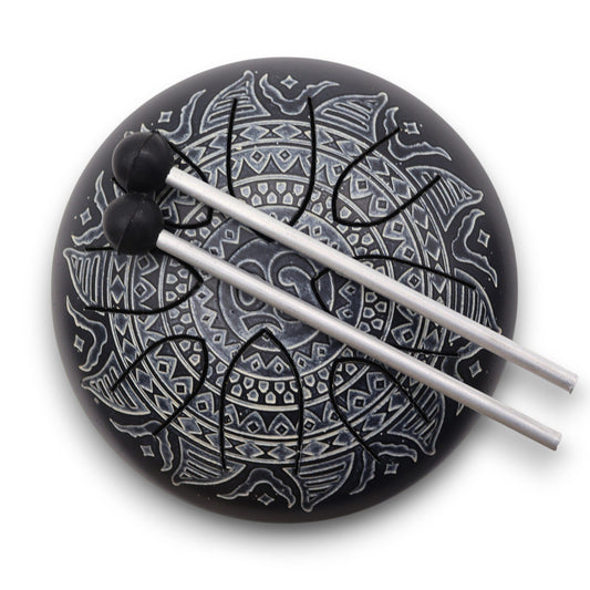 Ståltungtrumma – graverad Om-mandala, Ø16 cm