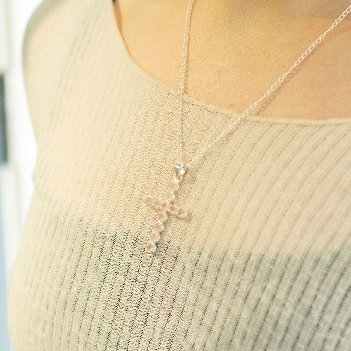 Halsband med kors och rosenkvarts – silverfärgad kedja