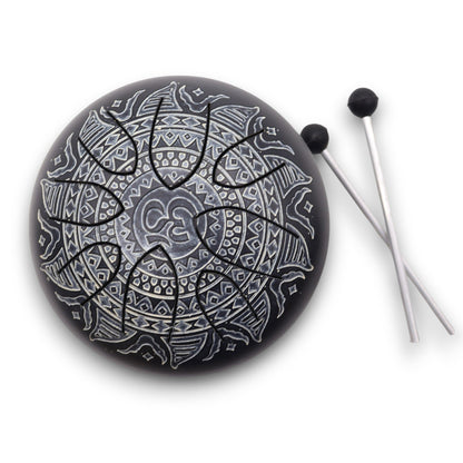 Ståltungtrumma – graverad Om-mandala, Ø16 cm