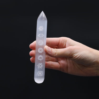 Selenitstav med sju chakrastenar – ca 14–16 cm