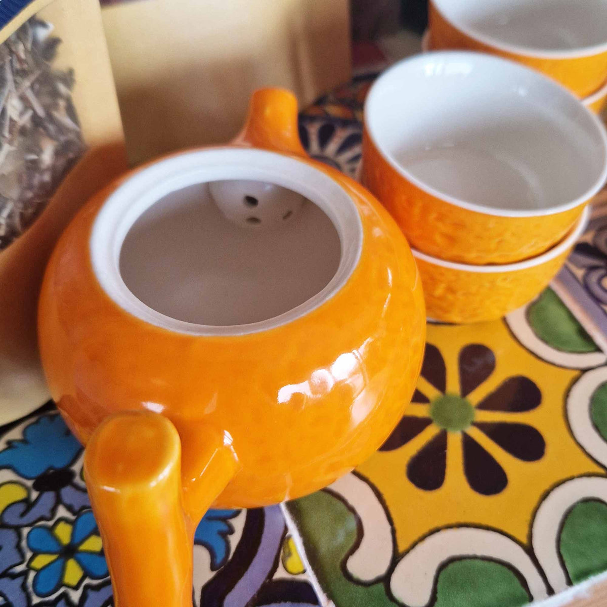 Teservis i orange keramik – tekanna och 4 koppar