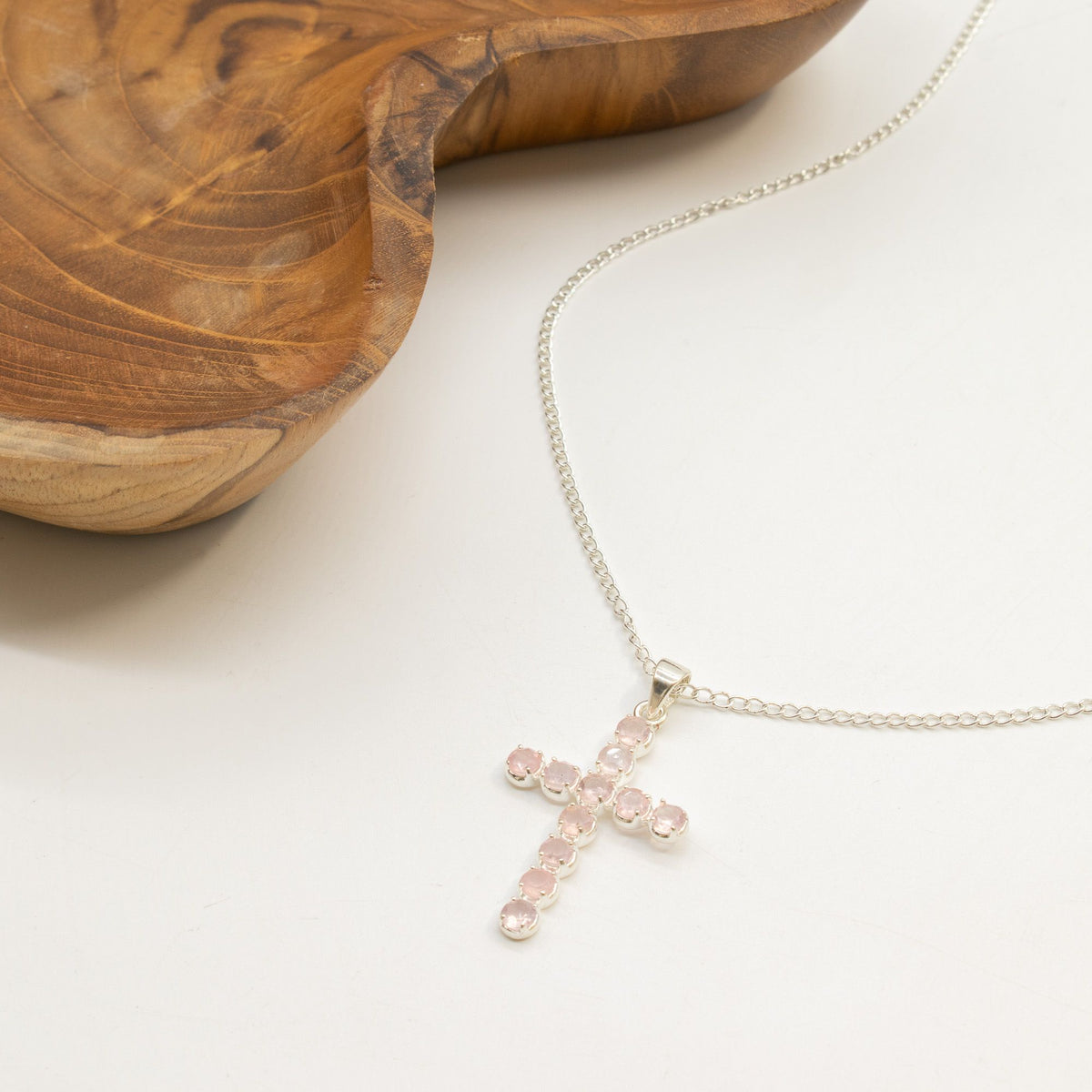 Halsband med kors och rosenkvarts – silverfärgad kedja