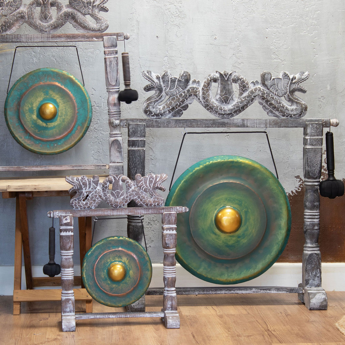 Gong med trästativ – grönpatinerad finish, 50 cm