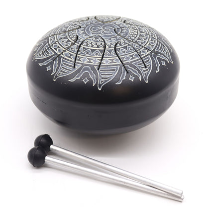 Ståltungtrumma – graverad Om-mandala, Ø16 cm