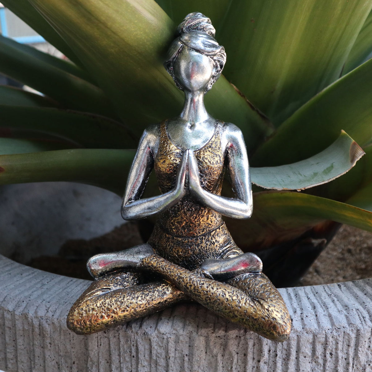 Yogafigur i sittande ställning – silver och guld, 24 cm