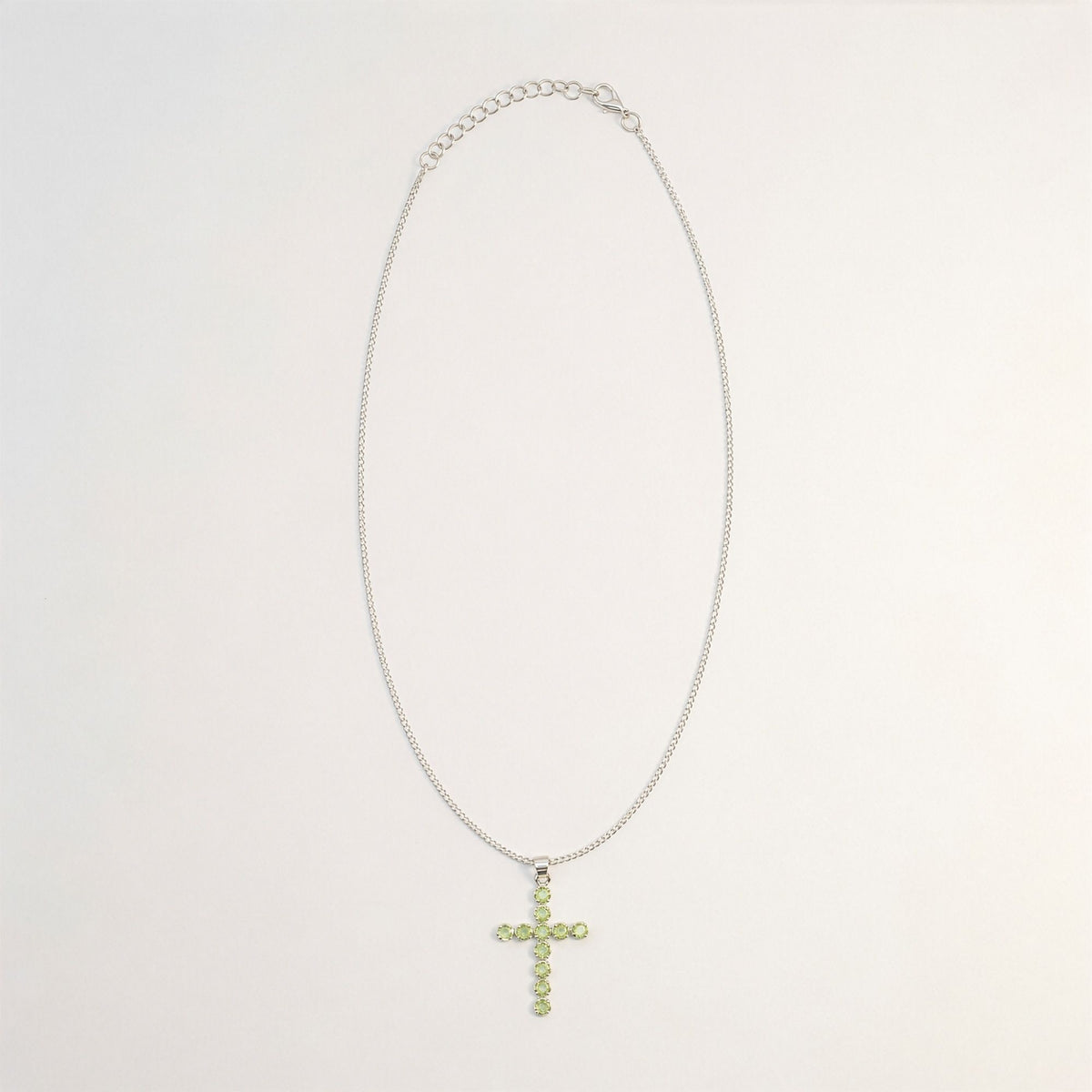 Halsband med kors och peridot – silverfärgad kedja