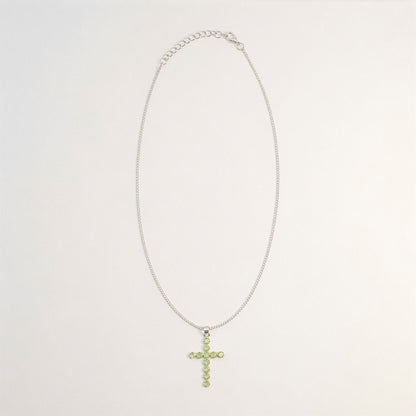 Halsband med kors och peridot – silverfärgad kedja
